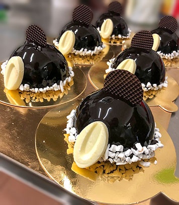 Dopo anni di esperienza e di ricerca costante nel campo degli ingredienti naturali e benefici per la salute,&nbsp;Gelateria Vernazza&nbsp;ha aperto il&nbsp;Laboratorio del Gusto, uno spazio interamente dedicato alla preparazione delle paste alla base del nostro gelato artigianale.&nbsp;
La lavorazione personalizzata e la selezione delle&nbsp;migliori materie prime&nbsp;ci permette di proporre ai clienti dei nostri punti vendita un prodotto finito di altissima qualit&agrave;, ottenuto grazie all'utilizzo di&nbsp;materie prime biologiche e freschissime&nbsp;e all'aggiunta di&nbsp;spezie naturali&nbsp;quali la cannella, l'anice stellato, il cardamomo, i chiodi di garofano, la curcuma, il ginger, il pepe nero, oltre a fibre vegetali quali l'inulina e la fibra di bamb&ugrave;.
Siamo quindi in grado di offrire ai nostri clienti un gelato artigianale con basi elaborate in totale autonomia all'interno del nostro nuovo laboratorio, dotato di tutte le attrezzature tecniche e tecnologiche pi&ugrave; all'avanguardia, come le macchine per la lavorazione artigianale del gelato&nbsp;Carpigiani, leader mondiale nel settore.
L'obiettivo di&nbsp;Gelateria Vernazza&nbsp;&egrave; realizzato, gli sforzi sono stati ripagati: i nostri clienti possono finalmente gustare quello che per noi &egrave; il miglior&nbsp;gelato artigianale&nbsp;possibile, quello che vi offre una sensazione ed un'emozione unica. Il nostro impegno per&ograve; non termina qui: con il&nbsp;Laboratorio del Gusto&nbsp;siamo costantemente alla ricerca dell'eccellenza per stupirvi ogni giorno di pi&ugrave;.